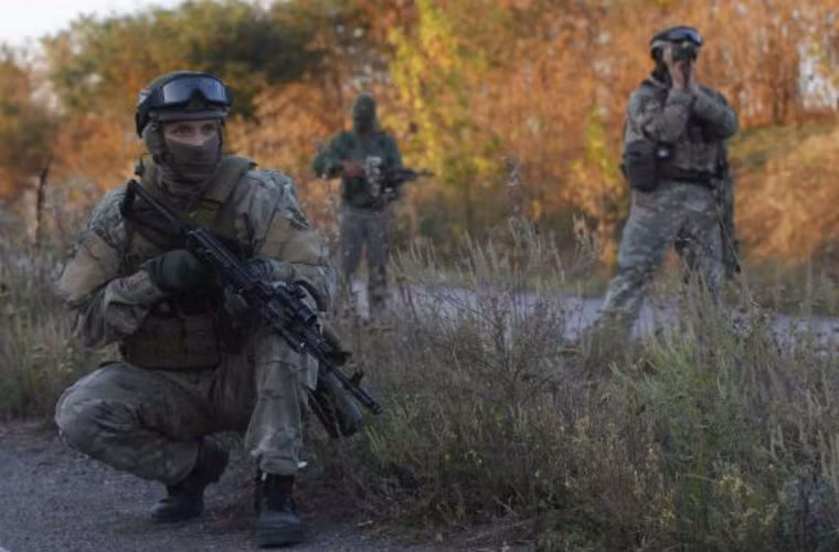 Quân đội Ukraine bảo vệ khu vực trao đổi tù binh.