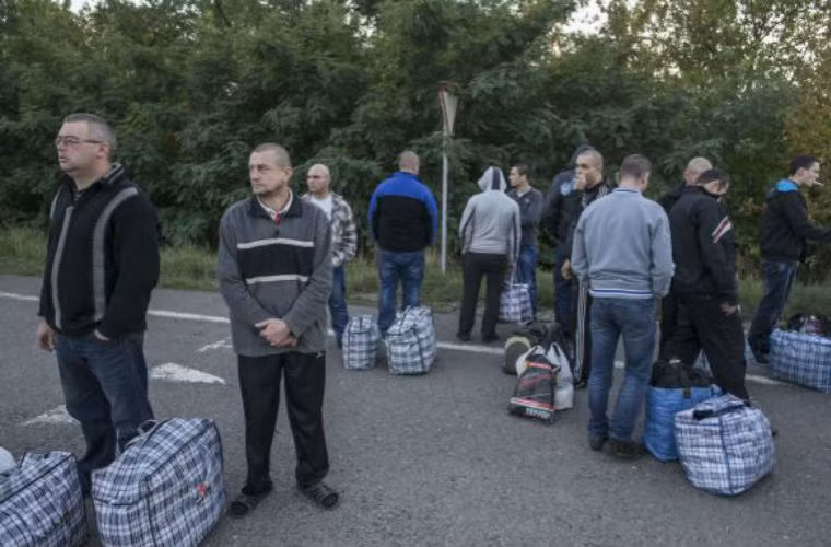 Binh sĩ ly khai được trao trả cùng đồ đạc.