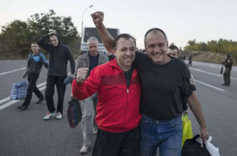 Binh sĩ ly khai vui mừng sau khi được trao trả.