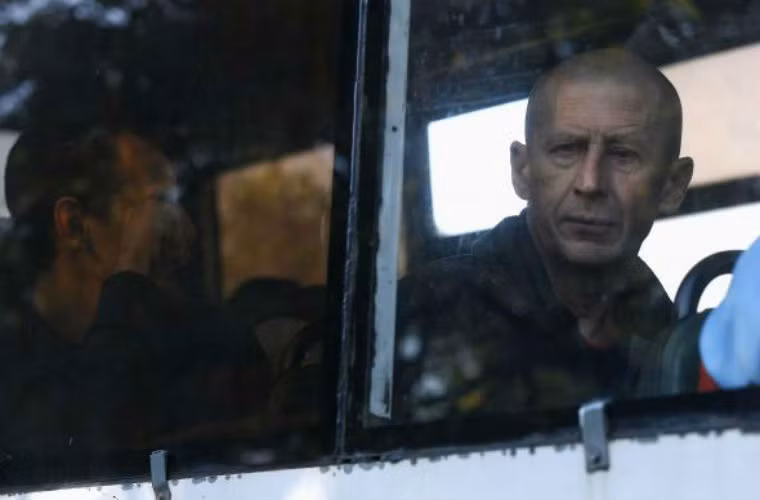 Một binh sĩ ly khai trên xe buýt sau khi được trao trả.