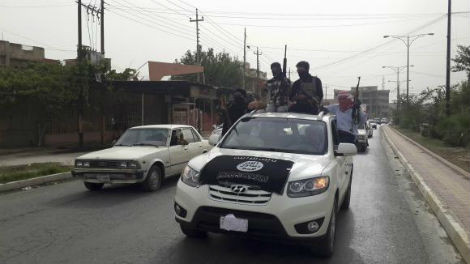 Thành viên ISIL trên đường phố Mosul.