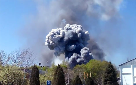 Khói bốc lên từ sân bay Kramatorsk.
