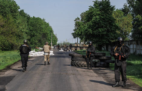 Binh sĩ thuộc các lực lượng an ninh Ukraine bên ngoài thành phố Slavyansk.