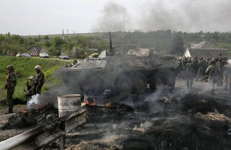 Quân đội Ukraine ở điểm kiểm soát bên ngoài thành phố Slavyansk.