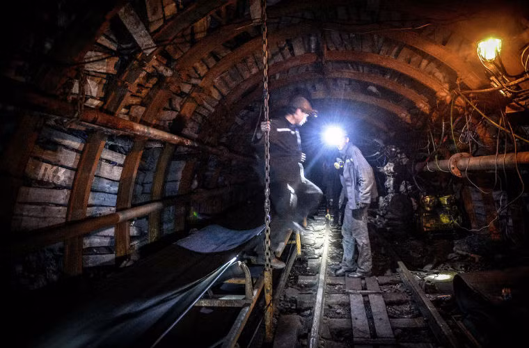 Các thợ mỏ chuẩn bị đưa than lên mặt đất.