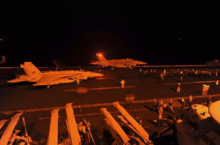 Hai chiếc F/A-18E Super Hornet chuẩn bị cất cánh từ tàu sân bay USS George H.W. Bush để không kích các mục tiêu IS ở Syria.
