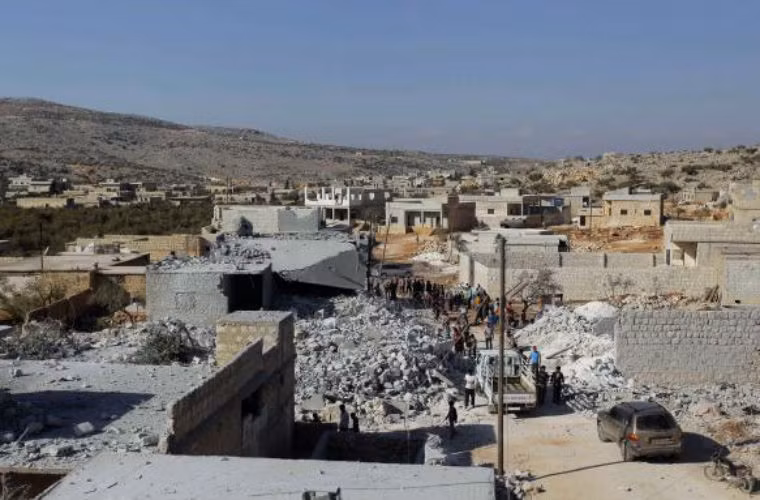 Ngôi làng Syria tan hoang sau cuộc không kích của Mỹ.