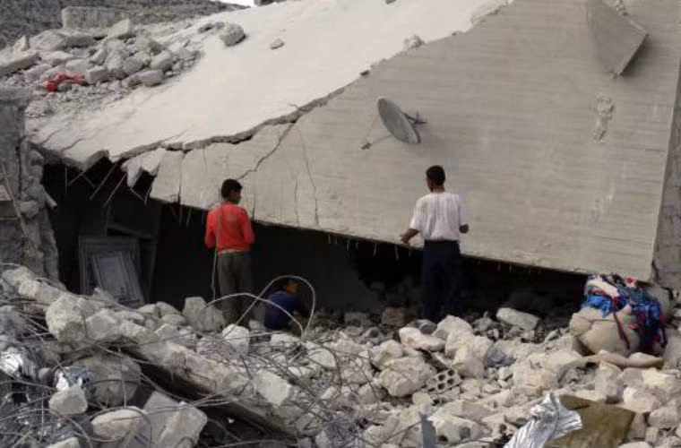 Những ngôi nhà đổ nát do cuộc không kích của Mỹ.