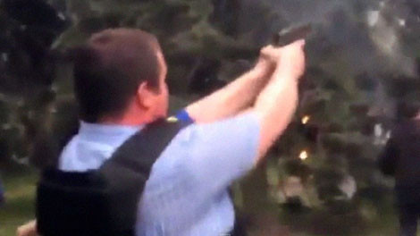 Phần tử cực đoan trong video clip bắn về phía tòa nhà đang cháy.