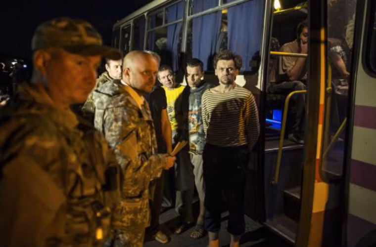 Thành viên lực lượng ly khai đứng trước xe buýt chờ đến lượt được trao đổi.