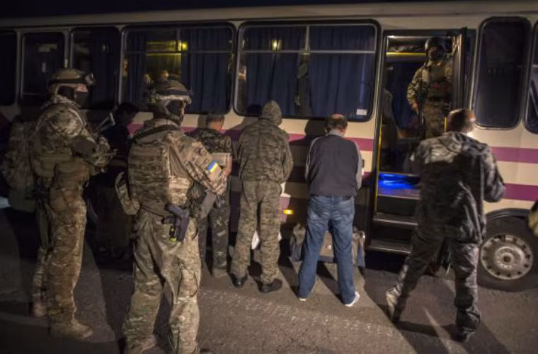 Khu vực trao đổi tù binh diễn ra ở 1 vùng rộng 5km được coi là trung lập giữa 2 phe.