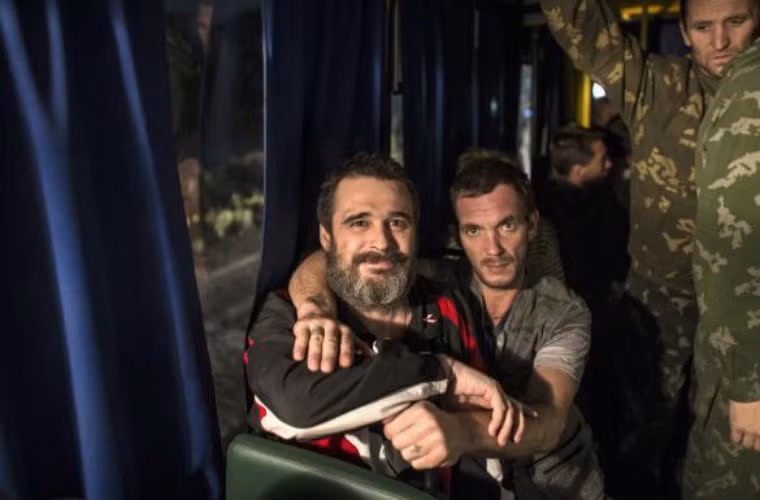 Vui mừng sau khi được trở về với phe mình.