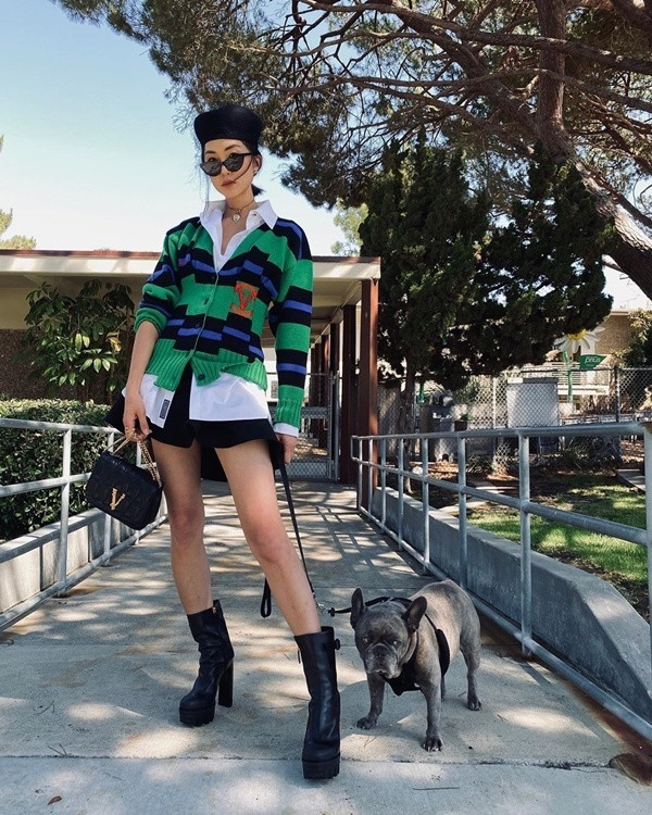 Chriselle Lim lại thể hiện sự sáng tạo độc đáo với set đồ được mix match theo style layer cực phá cách. Qúy cô thời trang đình đám diện sơ mi trắng với cardigan kẻ sọc và quần short ngắn, đi đôi boots cao gót, đội mũ nồi và đeo túi xách LV.