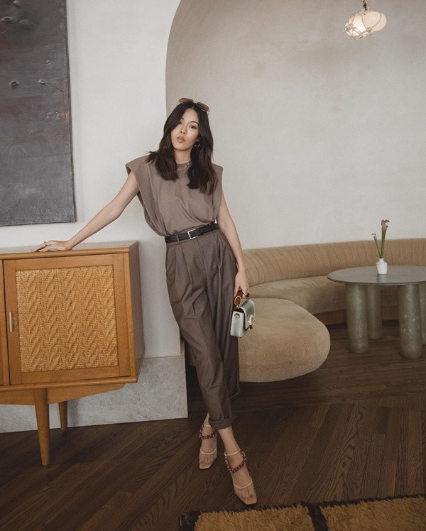 Lăng xê một trong những xu hướng hot nhất của mùa thu năm nay, đó là áo phông độn vai, Jenny Tsang mix item này cùng quần baggy cạp cao và sandals quai mảnh tôn dáng.