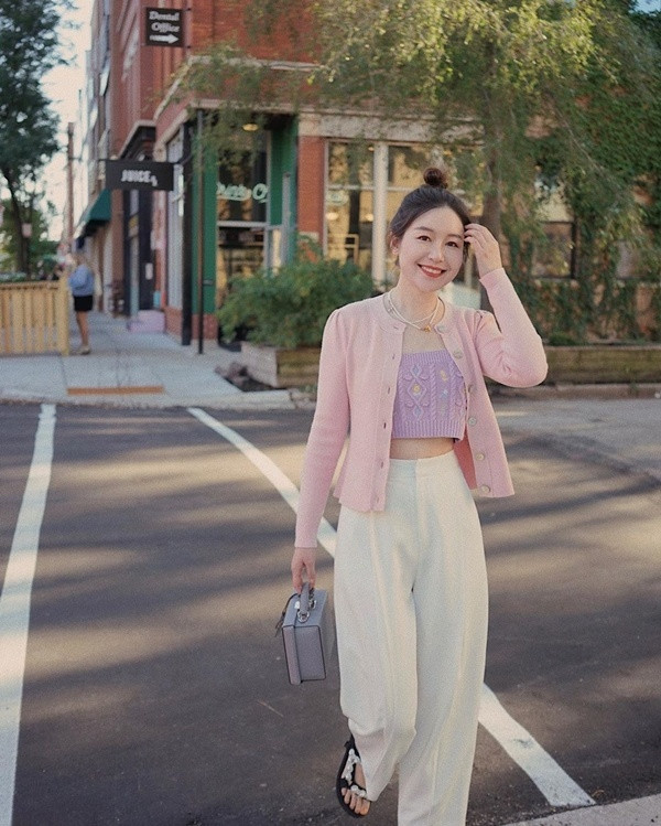 Fashion blogger Lovinyoyo lại mang đến gợi ý diện cardigan khá hay ho, mới mẻ. Không chọn cho mình những kiểu áo dài truyền thống, cô nàng lại lăng xê thiết kế áo dáng ngắn, màu sắc tươi tắn, ngọt ngào mix cùng crop top và quần ống rộng tạo nên vẻ trẻ trung, nữ tính.