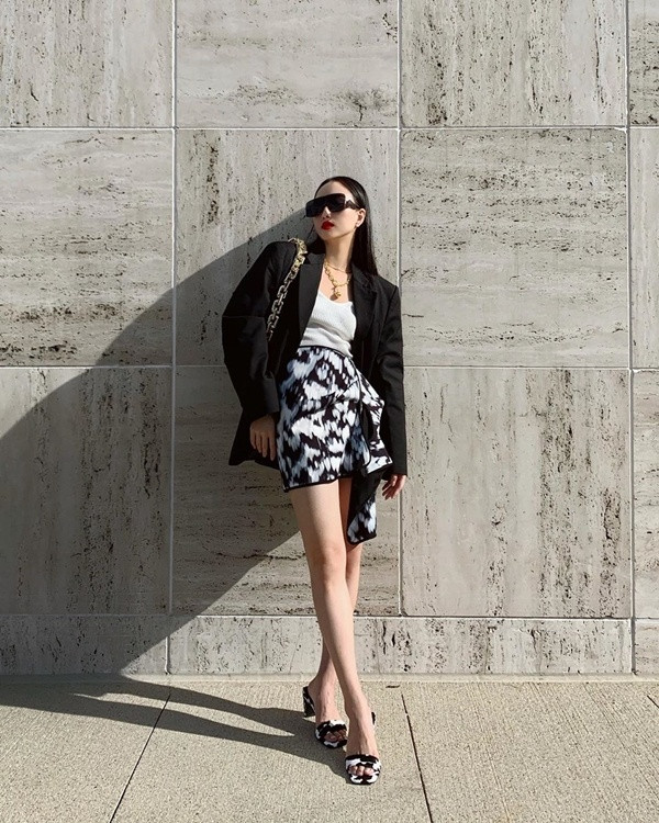 Kayleigh Li sang chảnh tuyệt đối với chân váy ngắn tie dye mix cùng blazer oversized, kèm giày cao gót, túi xách và mắt kính sành điệu.