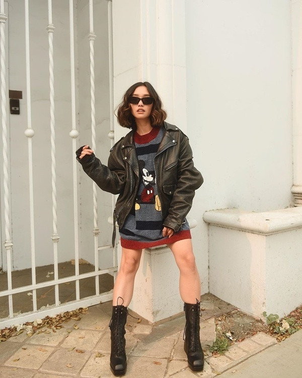 Khi gió mùa về cũng là lúc những chiếc áo cá tính, ấm áp như biker jacket lên ngôi. Bạn có thể học tập Jenn Im - quý cô thời trang gốc Hàn diện item này cùng váy len, kèm theo phụ kiện mắt kính và boots da để có tổng thể cá tính, thời thượng.