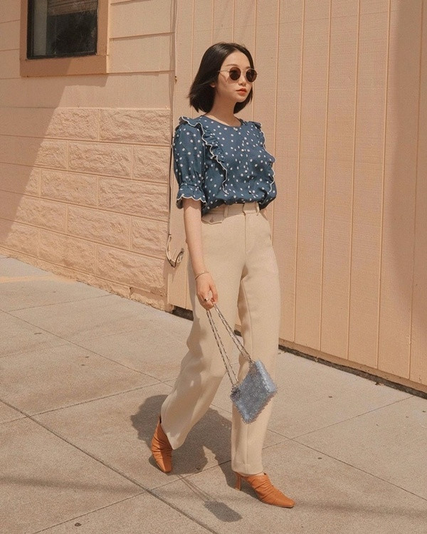 Set đồ vừa nữ tính vừa thanh lịch của Vivid Wu rất phù hợp cho các quý cô công sở. Blogger thời trang nước Mỹ này đã mix áo blouse chấm bi cổ điển cùng quần âu cạp cao và giày cao gót. Cách sơ vin gọn gàng vừa mang đến sự chỉn chu, lịch sự vừa giúp cô tạo được một bộ trang phục hack dáng thành công.