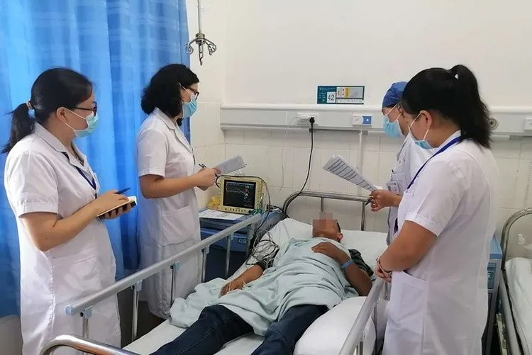 Phu huynh Trung Quoc bi xuat huyet nao, tram cam vi day con hoc