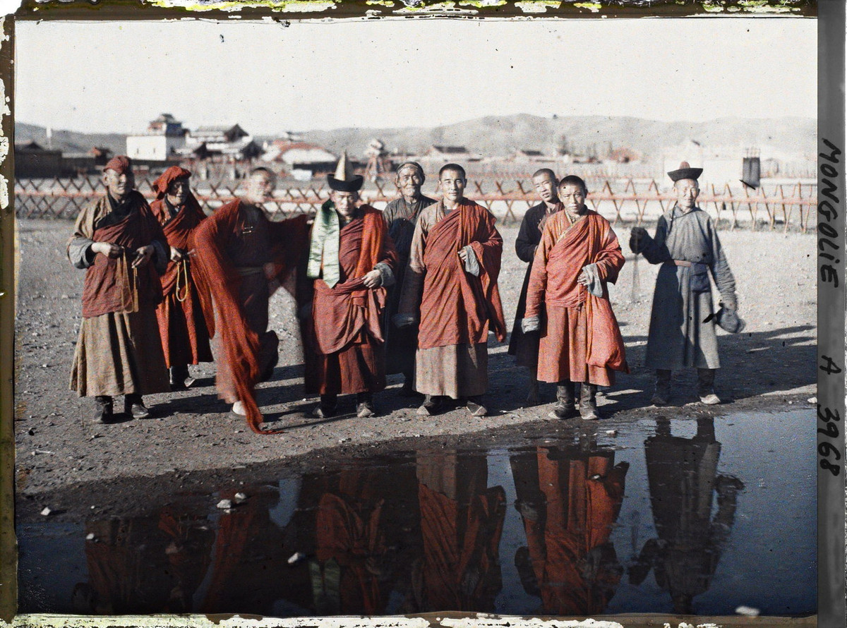 Nhóm lạt ma và giáo dân gần khu vực hoàng cung ở Urga.