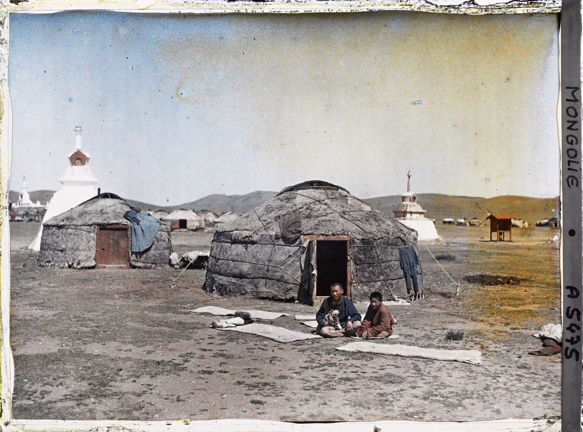 Hai thanh niên Mông Cổ ngồi trước lều yurt của mình.