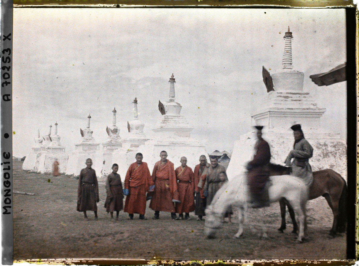 Nhóm lạt ma đứng bên dãy bảo tháp đánh dấu ranh giới của tu viện Gandantegchinlen, một trong những tu viện lớn nhất Mông Cổ.