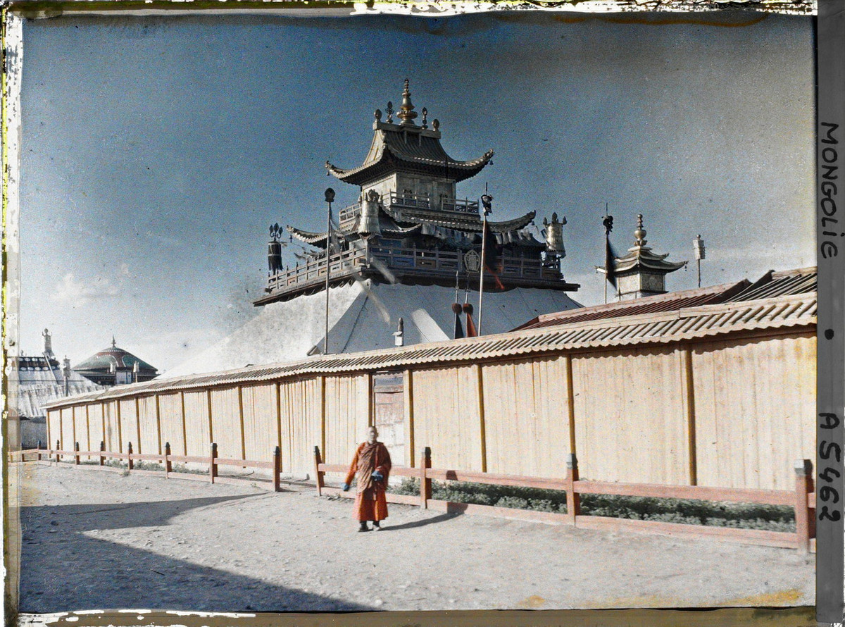 Vị lạt ma đứng trên con đường phía Tây hoàng cung.