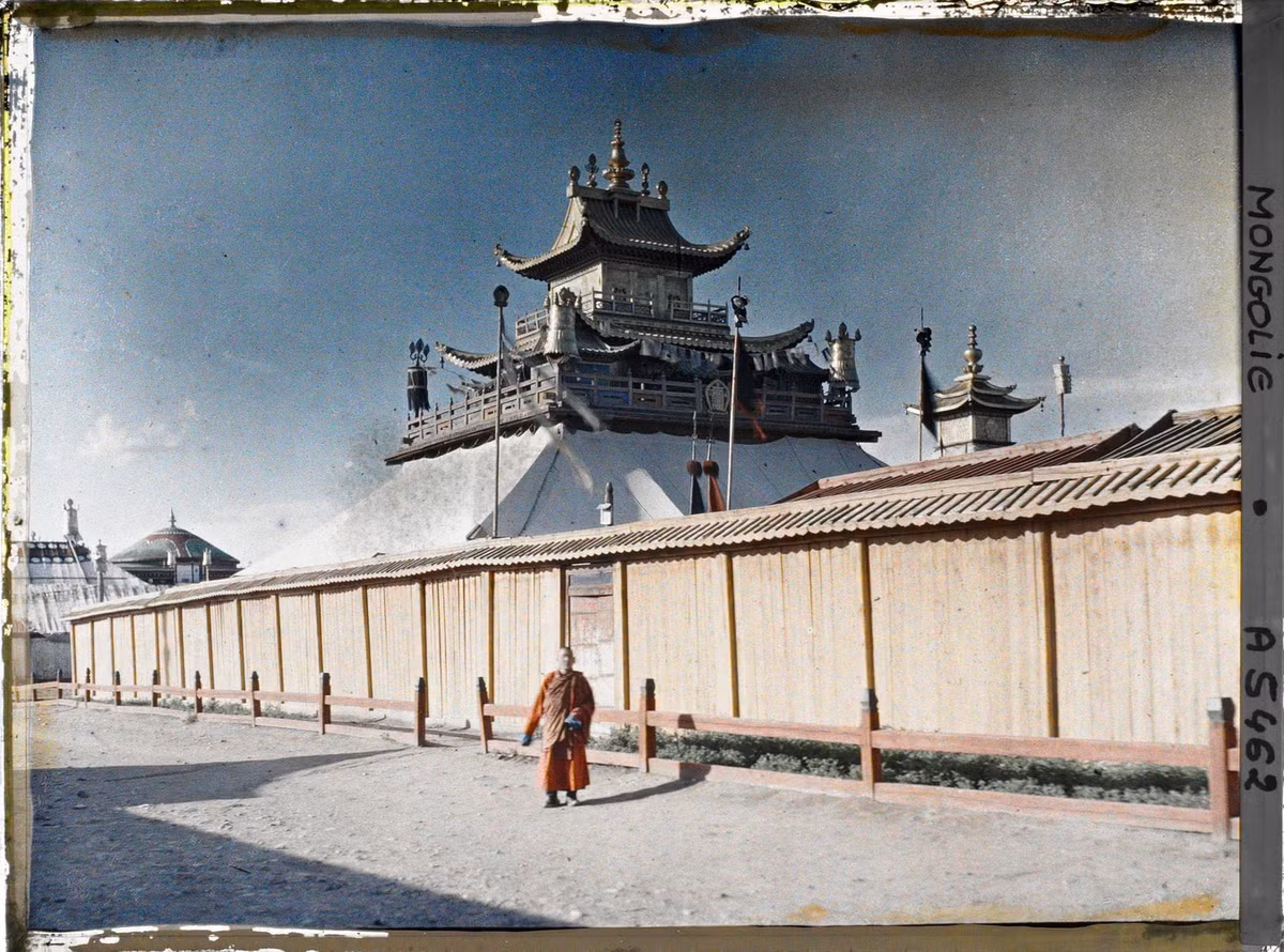 Vị lạt ma đứng trên con đường phía Tây hoàng cung.