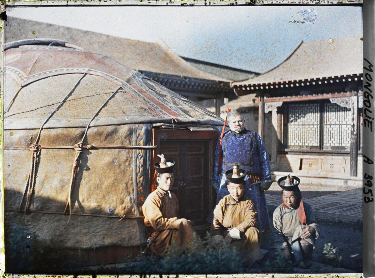 Một người châu Âu mặc trang phục Mông Cổ chụp hình cùng các quan chức trong bộ máy chính quyền của Bogd Khan - vị thủ lĩnh tinh thần của người Mông Cổ.