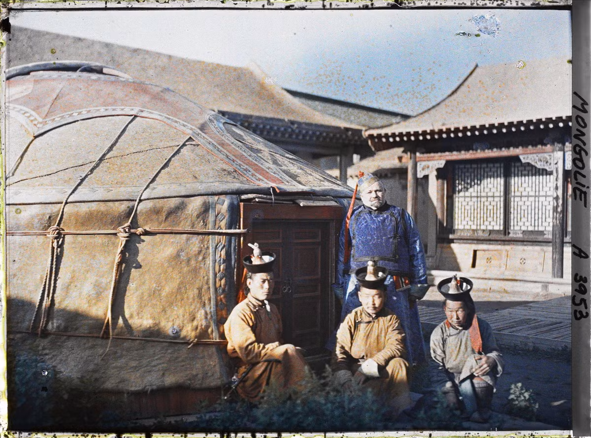 Một người châu Âu mặc trang phục Mông Cổ chụp hình cùng các quan chức trong bộ máy chính quyền của Bogd Khan - vị thủ lĩnh tinh thần của người Mông Cổ.