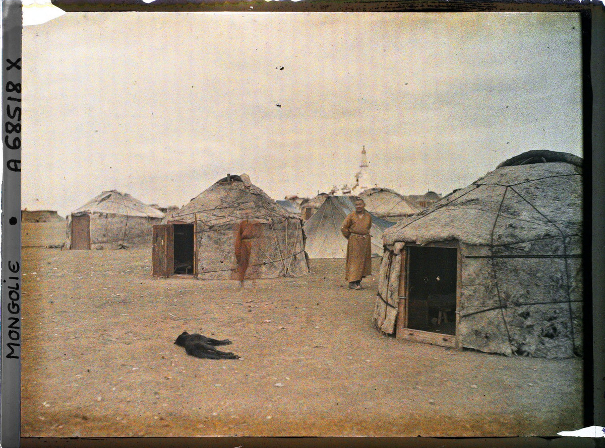 Khu vực cu trú của những người du mục ở ngoại vi Urga. Cư dân ở đây sống trong những chiếc lều kiểu truyền thống gọi là yurt.