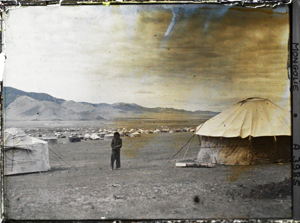 Một khu trại được lập ở phía Tây tu viện Gandan, trên vùng bình nguyên Tuul.