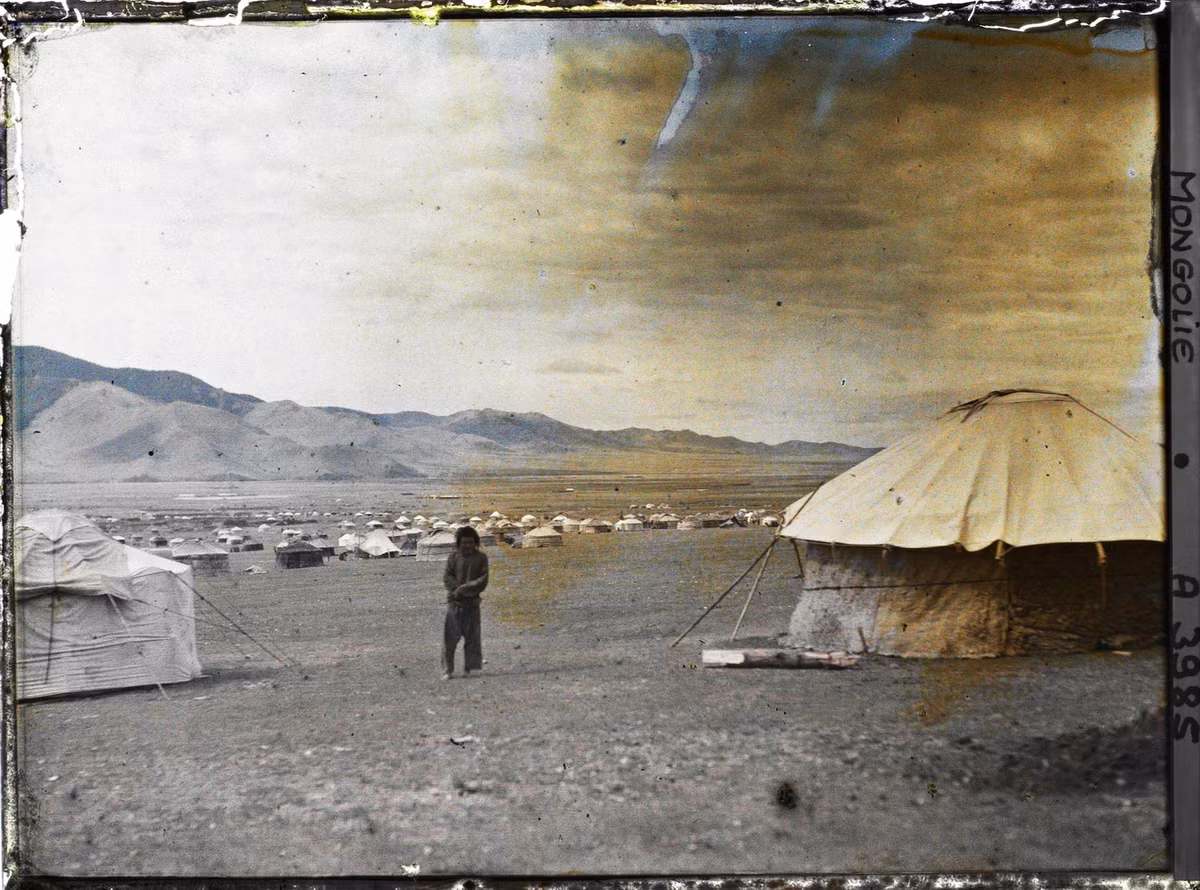 Một khu trại được lập ở phía Tây tu viện Gandan, trên vùng bình nguyên Tuul.