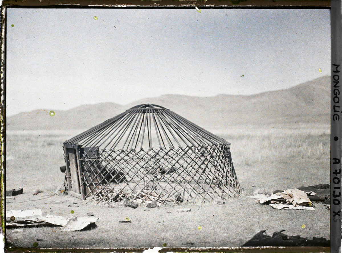 Một lều yurt trơ khung. Các tấm da dùng để bọc ngoài nằm vương vãi xung quanh.