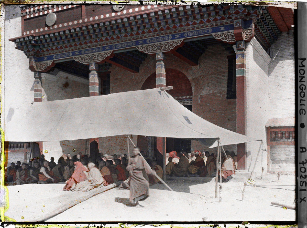 Buổi cầu nguyện tập thể trước cổng đền Megjid janraiseg, tu viện Gandan, Urga, tên gọi cũ của Ulaanbaatar – thủ đô Mông Cổ, năm 1913. Ảnh: Stéphane Passet/Collections.albert-kahn.hauts-de-seine.fr.