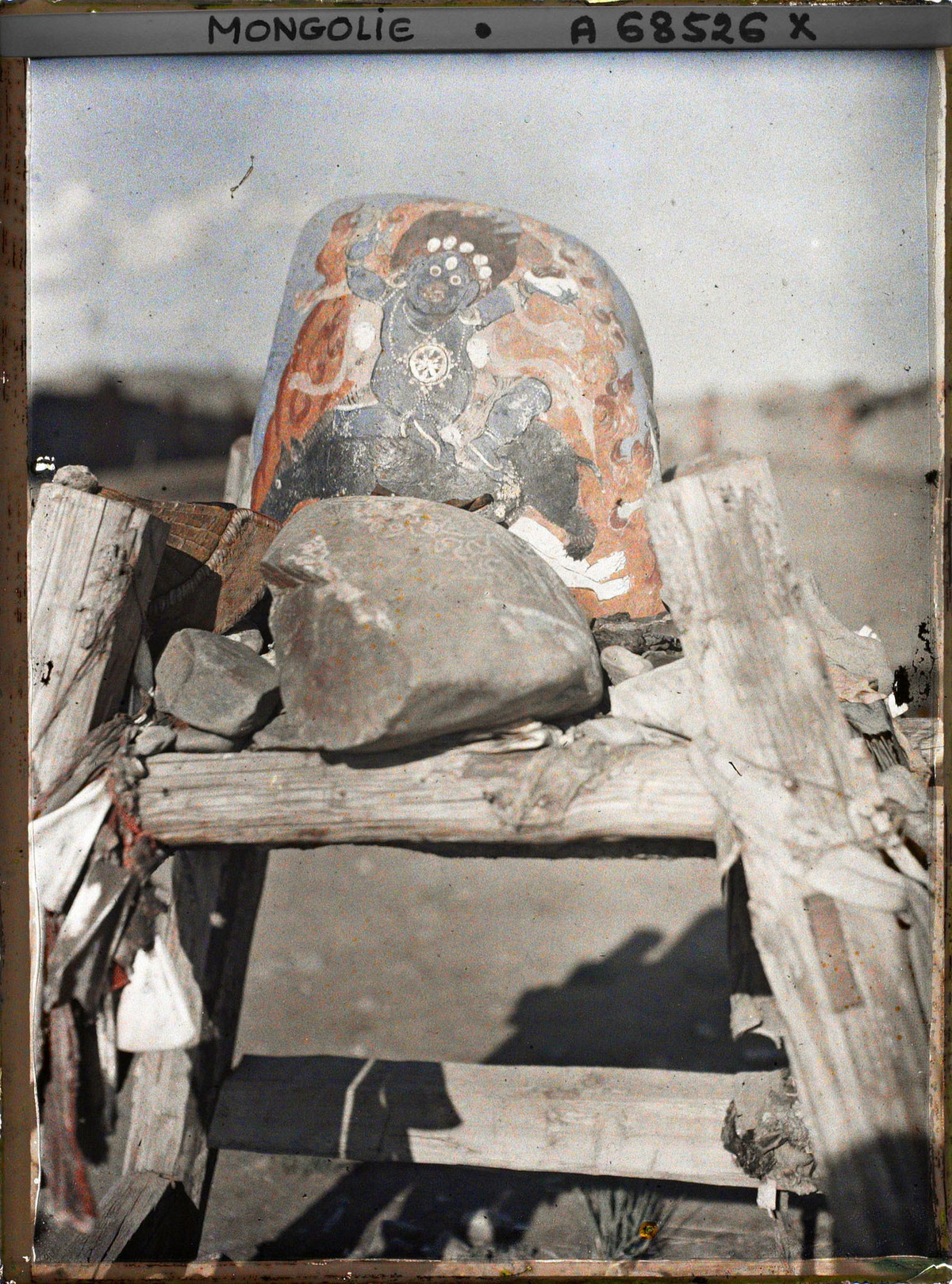 Bàn thờ nhỏ dành cho một vị thần Lạt Ma giáo.