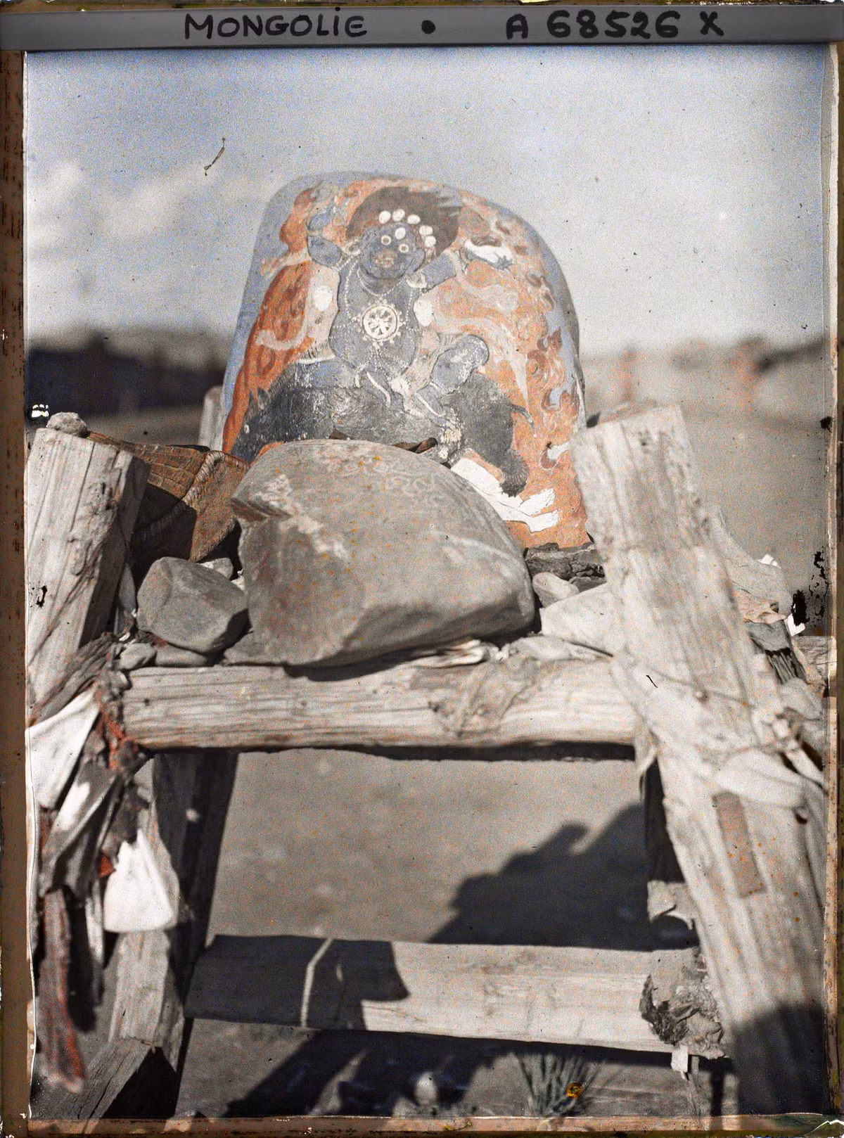 Bàn thờ nhỏ dành cho một vị thần Lạt Ma giáo.