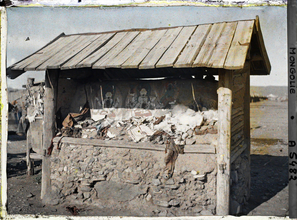 Đài tưởng niệm trang trí bằng hình các vị Bồ Tát.