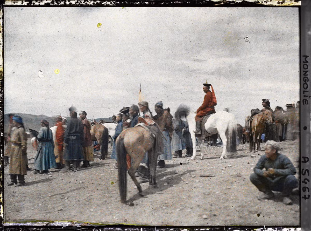 Người và ngựa ở chợ.