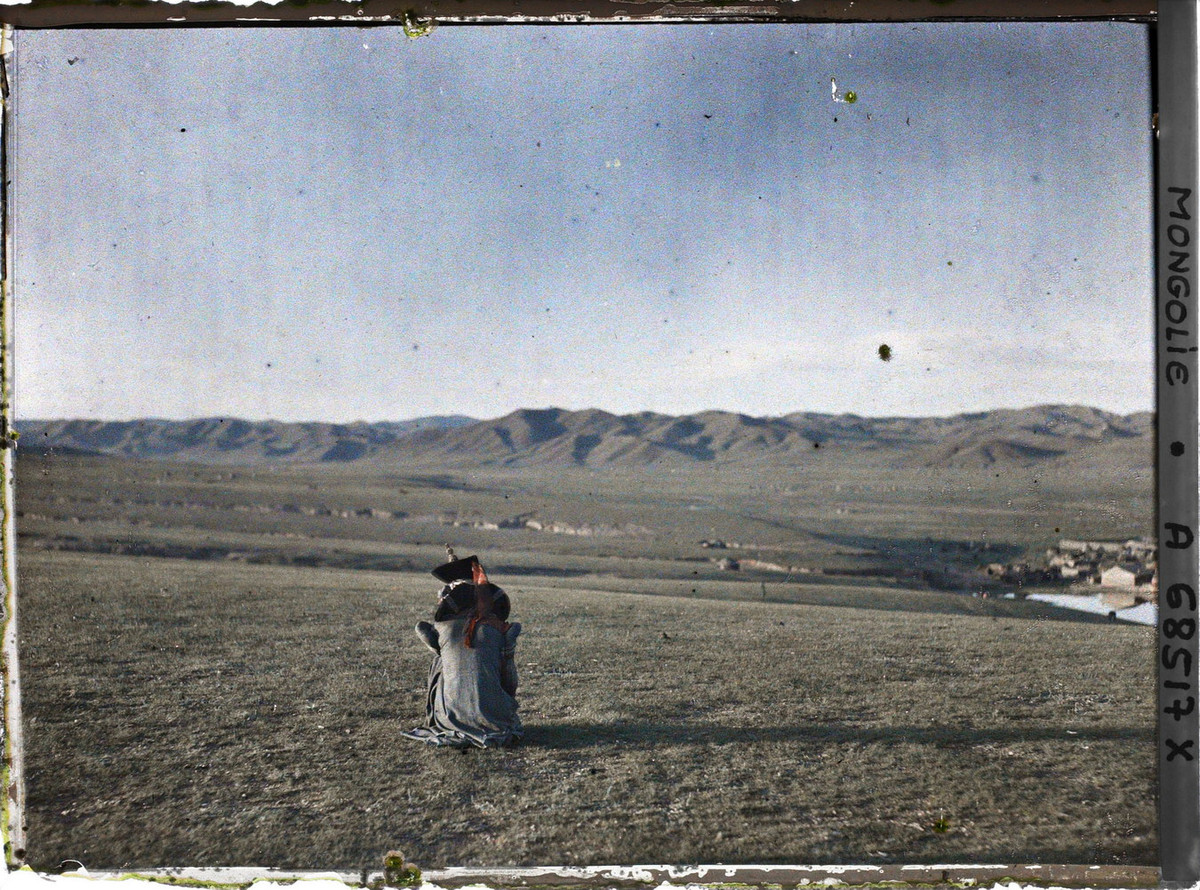 Một phụ nữ tộc Khalkha (Khách Nhĩ Khách) ngắm ngọn núi nằm ở phía Bắc Urga.