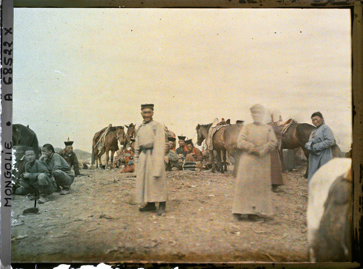 Các thanh niên Mông Cổ hào hứng khi được chụp hình.