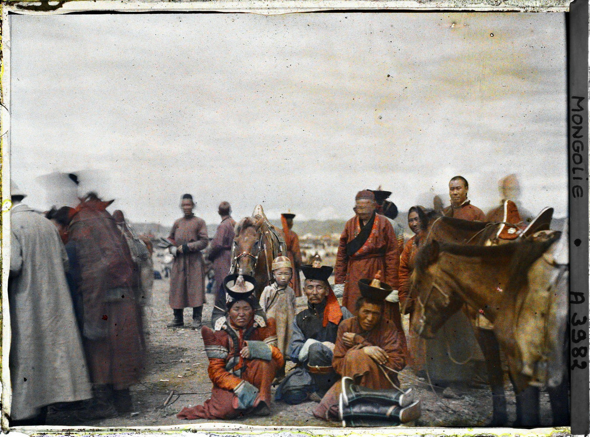 Một gia đình tại khu chợ.