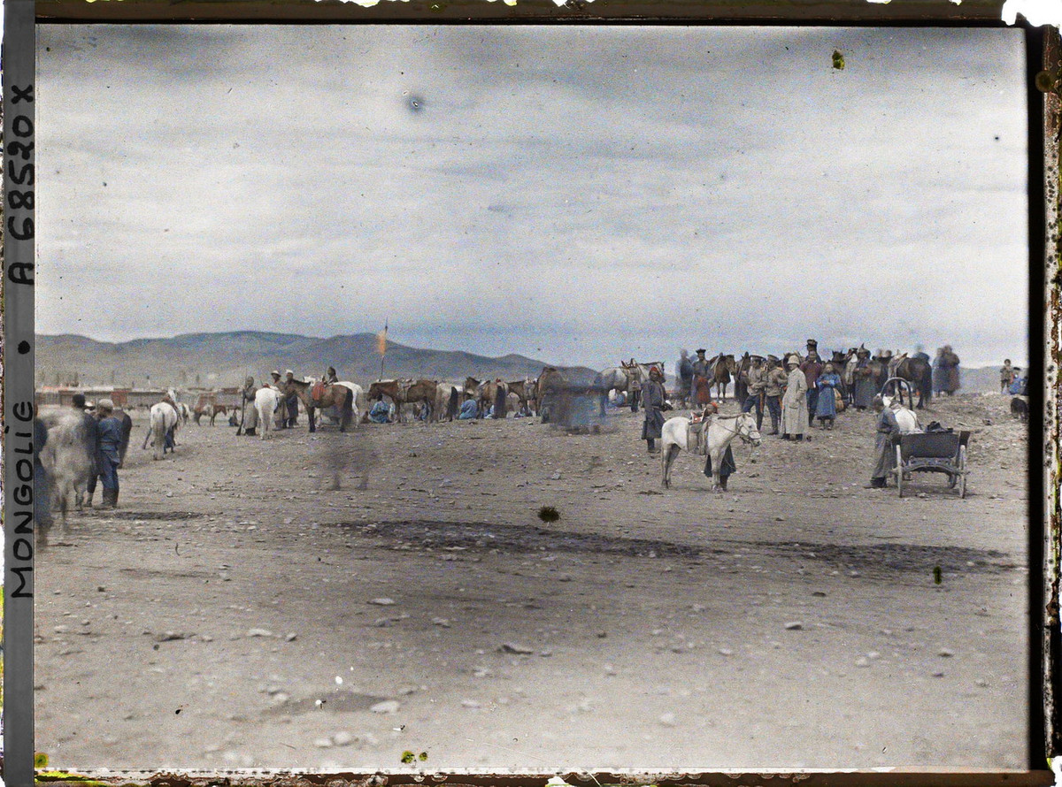 Người dân và binh lính tụ tập ở quảng trường chợ chính của Urga.