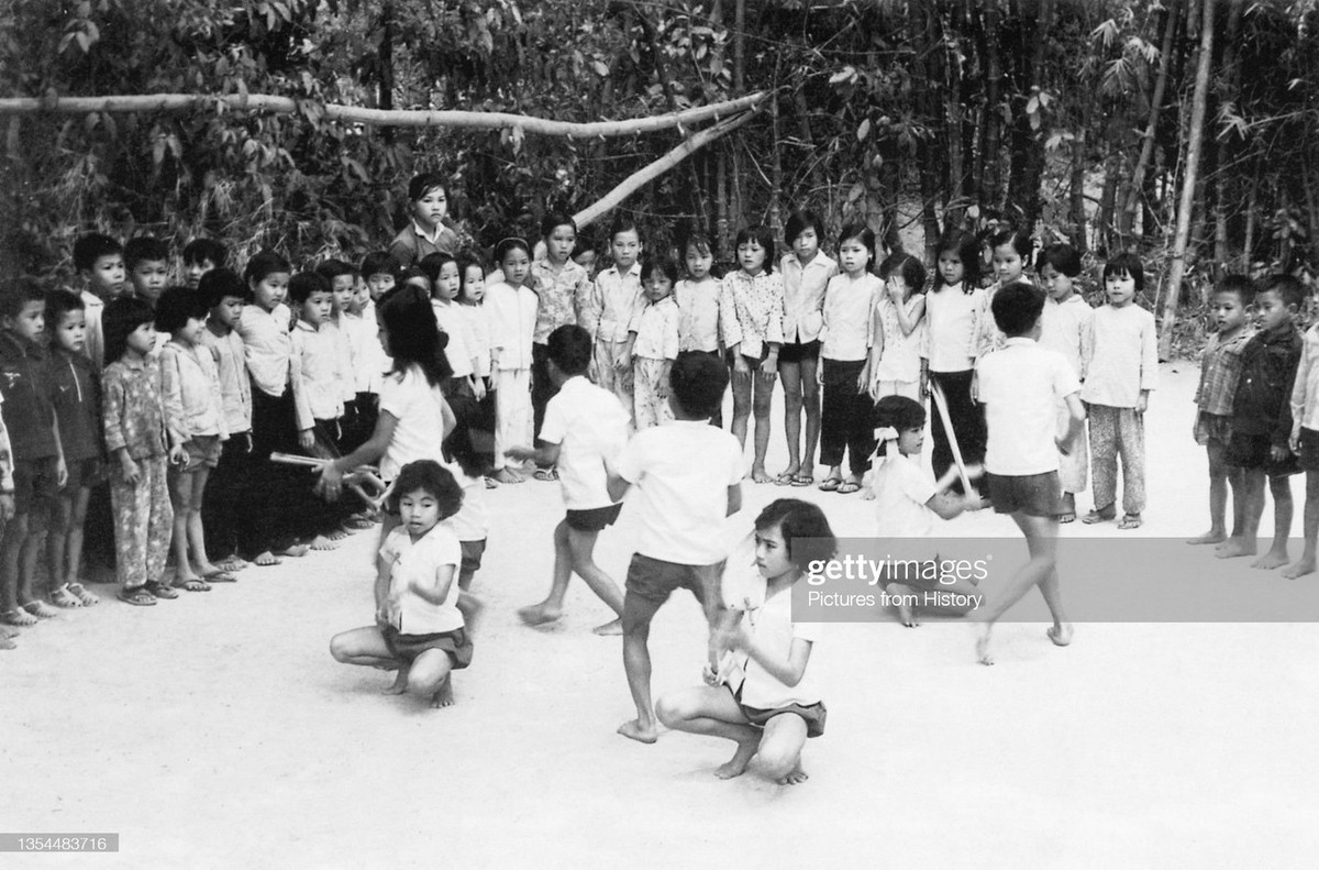 Trẻ em vui chơi tại Củ Chi, 1968.