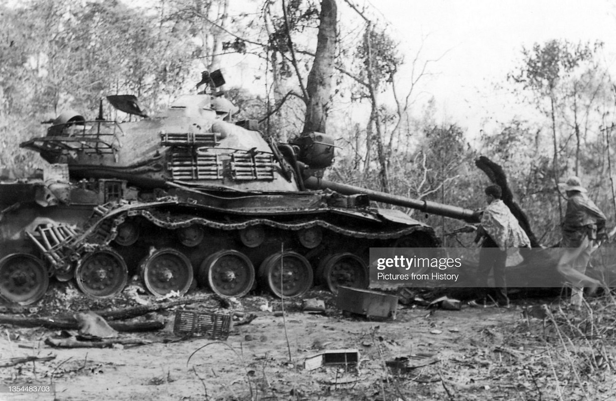 Xác một chiếc xe tăng M-41 của Mỹ ở Củ Chi năm 1968.