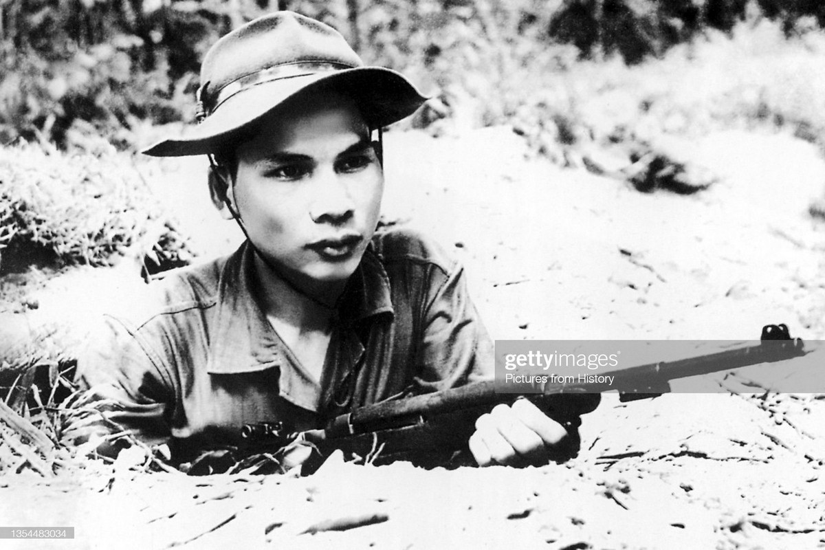 Một chiến sĩ du kích tại vị trí chiến đấu, Củ Chi năm 1966.