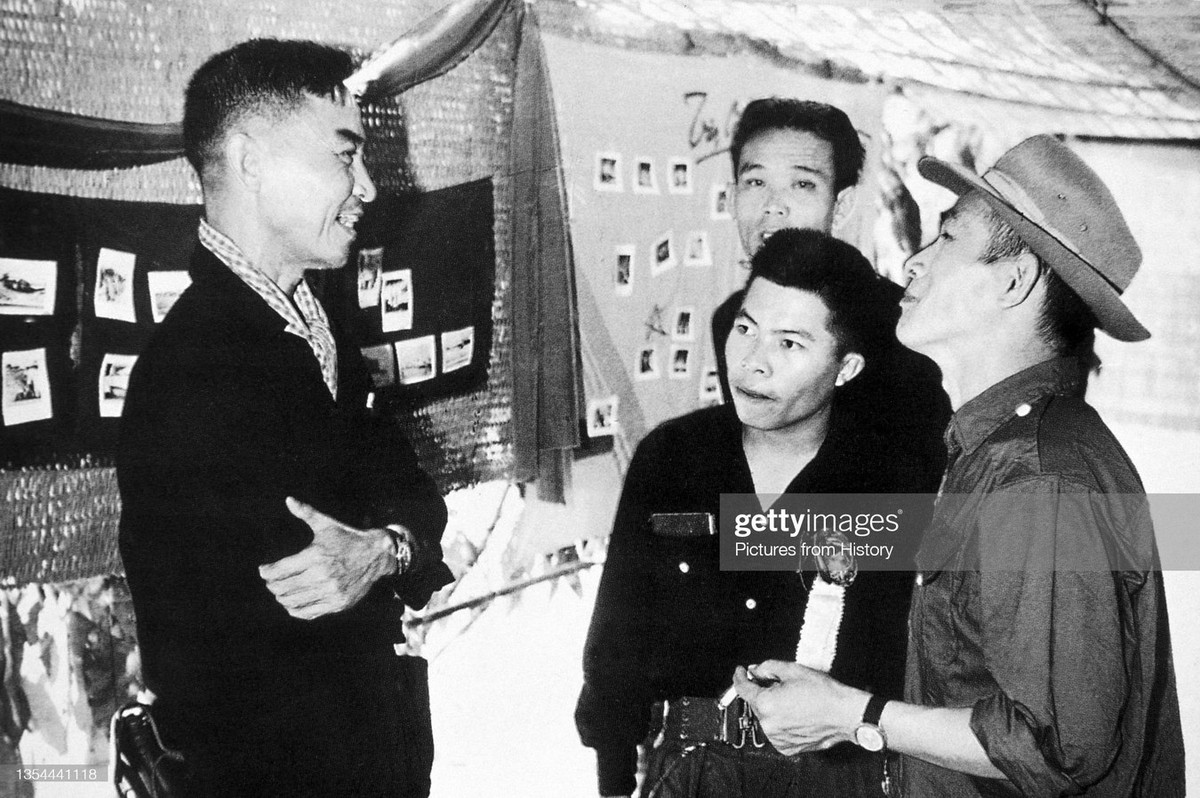 Đồng chí Huỳnh Tấn Phát - Chủ tịch Mặt trận Dân tộc Giải phóng miền Nam Việt Nam - nói chuyện với các nhà báo tại Củ Chi năm 1962. Ảnh: Pictures From History/Getty Images.