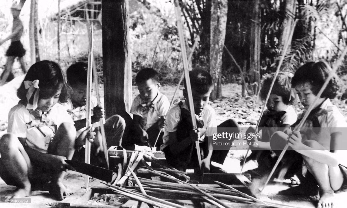 Trẻ em Củ Chi tham gia sản xuất chông tre bảo vệ vùng giải phóng, 1968.