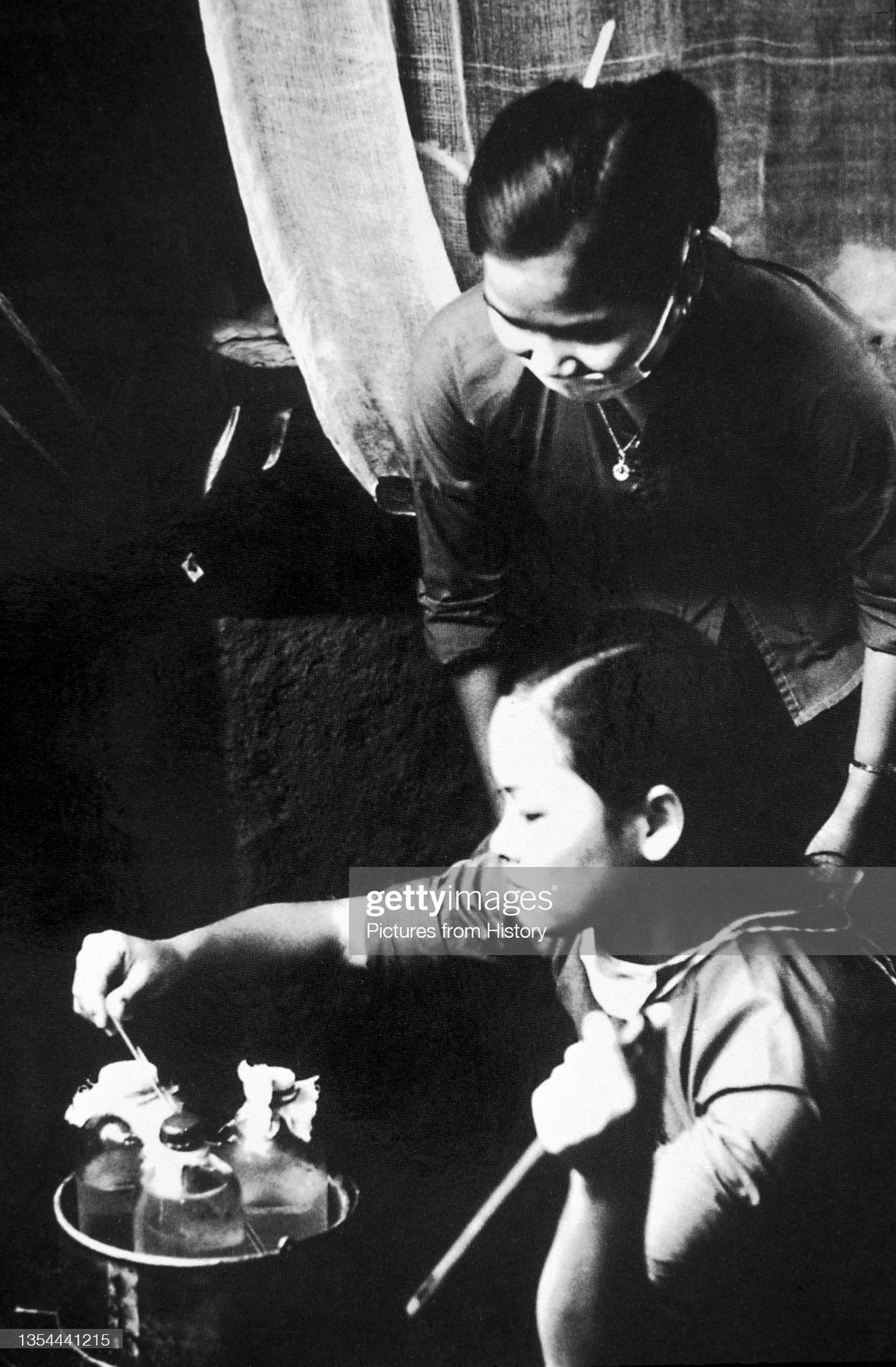 Nữ y tác tác nghiệp tại bệnh viện dã chiến dưới lòng đất của địa đạo Củ Chi, 1966.