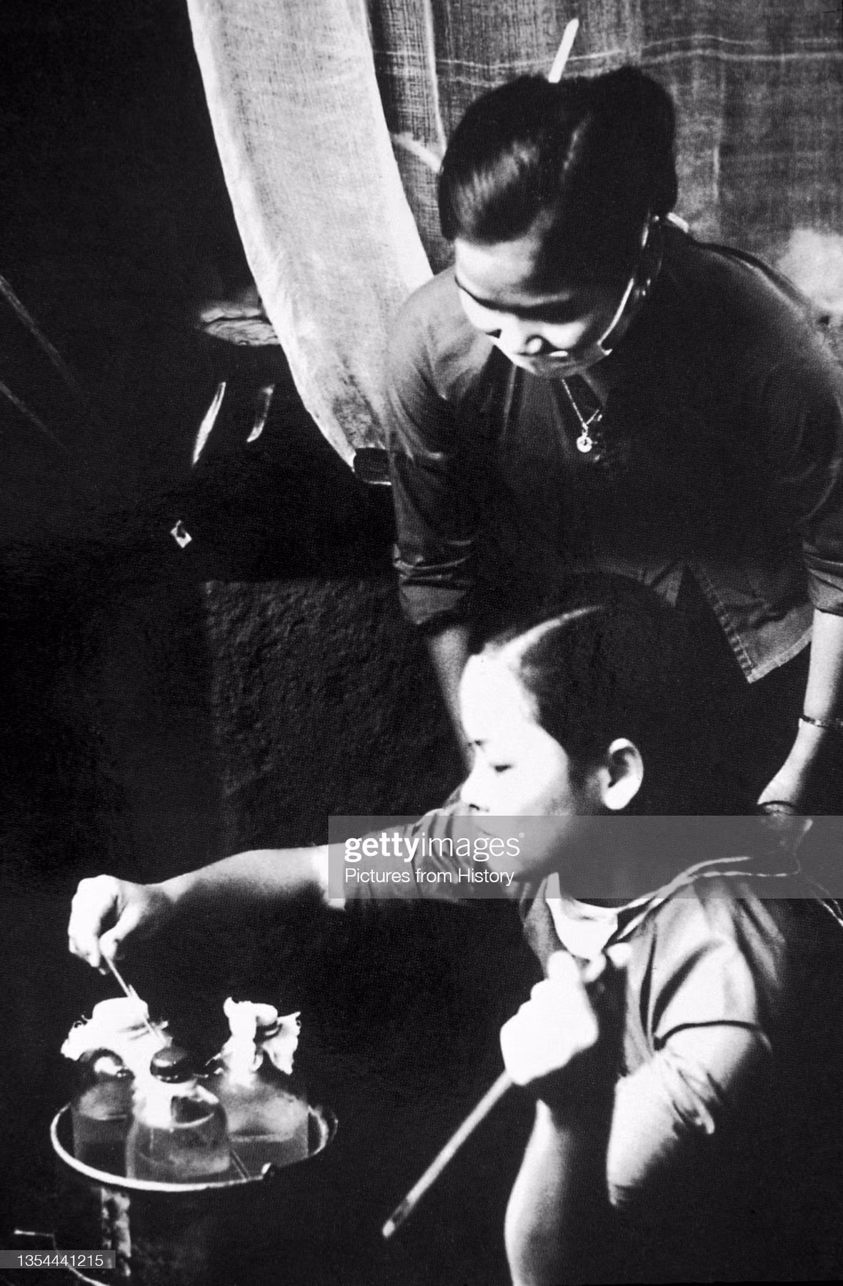 Nữ y tác tác nghiệp tại bệnh viện dã chiến dưới lòng đất của địa đạo Củ Chi, 1966.